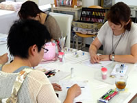 「いろどり+」ボディジュエリー講習中の生徒さんの様子