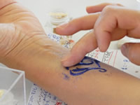 「いろどり+」ボディジュエリー講習の様子